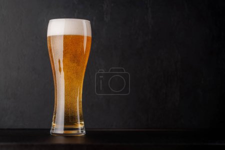 Téléchargez les photos : Une tasse de bière. Sur fond sombre avec espace de copie - en image libre de droit
