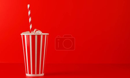 Pappbecher mit Cola und Eis auf rotem Hintergrund, mit Kopierraum