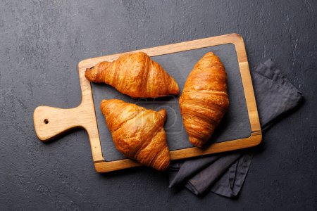 Téléchargez les photos : Croissants frais sur table en pierre. Pose plate - en image libre de droit