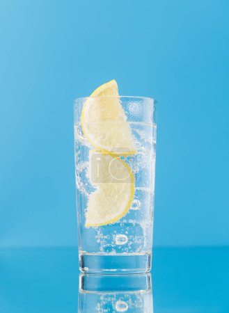 Foto de Limonada con hielo en vidrio sobre fondo azul - Imagen libre de derechos