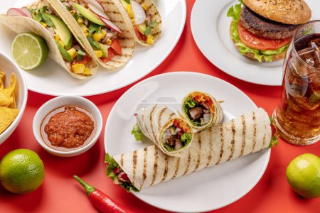 Foto de Comida mexicana con tacos, burritos, nachos, hamburguesas y más - Imagen libre de derechos