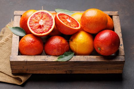 Téléchargez les photos : Oranges rouges fraîches en caisse de bois - en image libre de droit