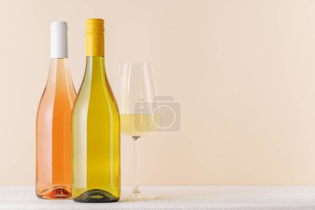 Téléchargez les photos : Bouteilles de vin rose et blanc sur la table avec espace de copie - en image libre de droit
