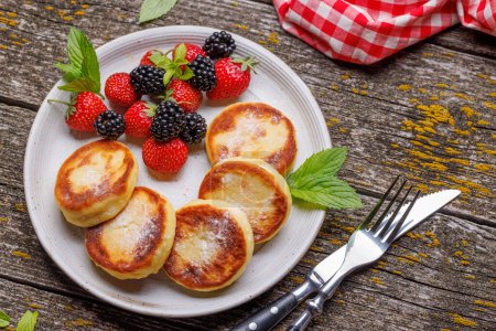 Téléchargez les photos : Cheese pancakes with fresh berries. Flat lay - en image libre de droit