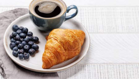 Téléchargez les photos : Café cappuccino et croissant frais sur table en bois. Avec espace de copie - en image libre de droit