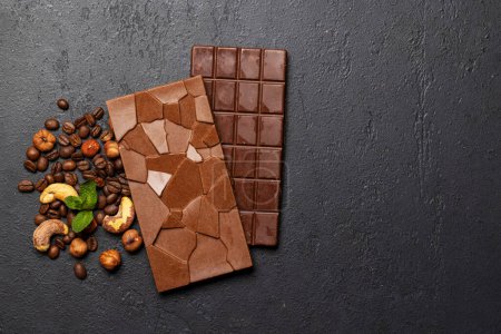 Foto de Dulce tentación: Dos barras de chocolate sobre fondo de piedra - Imagen libre de derechos
