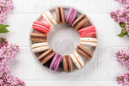 Téléchargez les photos : Macarons colorés, disposés dans un délicieux affichage de teintes vibrantes et d'une douceur irrésistible - en image libre de droit
