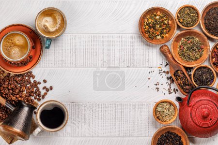 Una tentadora muestra de granos de café tostados y varias hojas de té seco, acompañado de una taza de café expreso y una tetera. Piso con espacio de copia