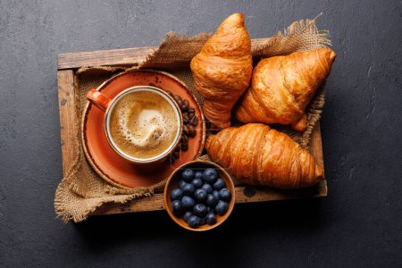 Téléchargez les photos : Café cappuccino et croissants frais sur table en pierre. Pose plate - en image libre de droit