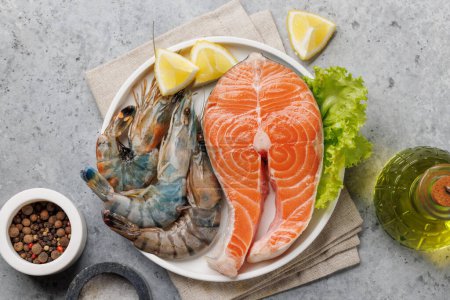 Téléchargez les photos : Plat de fruits de mer Délice : Crevettes et saumon. Pose plate - en image libre de droit