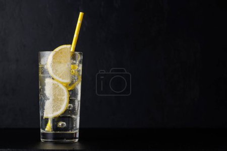 Cocktail tonique gin sur noir avec espace de copie