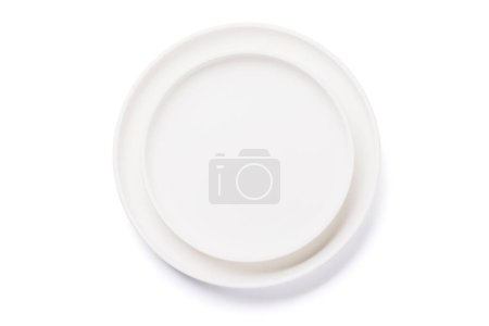 Leere weiße Teller isoliert auf weißem Hintergrund. Flache Lage
