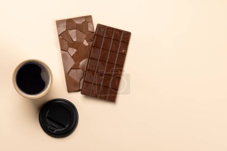 Bendito descanso de café: Barras de chocolate emparejadas con una taza de café. Piso con espacio de copia
