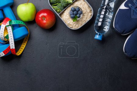 Foto de Comida saludable y artículos de fitness. Piso con espacio de copia - Imagen libre de derechos