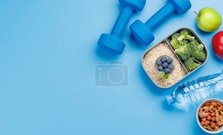 Téléchargez les photos : Aliments sains et articles de fitness. Pose plate avec espace de copie - en image libre de droit