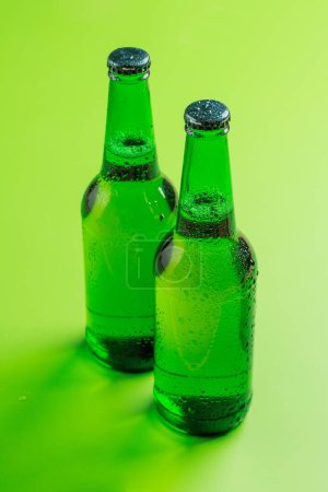 Téléchargez les photos : Bouteilles de bière sur fond vert - en image libre de droit