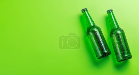 Foto de Botellas de cerveza sobre fondo verde. Piso con espacio de copia - Imagen libre de derechos