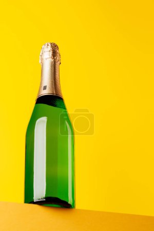 Champagner-Eleganz: Flasche vor leuchtendem gelben Hintergrund. Mit Kopierraum