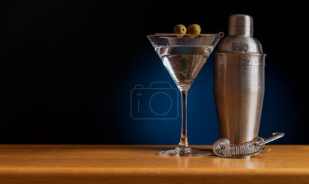 Atractivo cóctel: Cóctel clásico de martini en una mesa de bar con espacio para copiar
