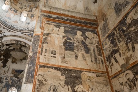 Téléchargez les photos : Fresques chrétiennes historiques de l'église arménienne en ruine dans la ville d'Ani, capitale médiévale arménienne aujourd'hui située dans la province turque de Kars. Ani est un site du patrimoine mondial de l'UNESCO. - en image libre de droit