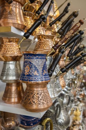 Téléchargez les photos : Coppersmith Bazaar de Gaziantep, Turquie. Produits en cuivre faits à la main et centre commercial. Centre commercial historique Coppersmith. Cafetières Cezve à vendre - en image libre de droit