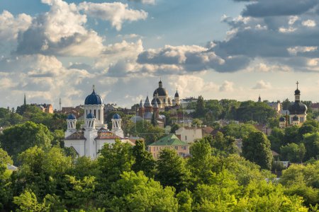 Foto de Chernivtsi cityscape in summer, Ukraine. Three churches view in Chernivtsi downtown with cupolas of different shapes and colors. - Imagen libre de derechos