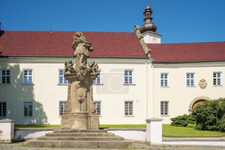 Téléchargez les photos : Sculpture devant le château de Frydecki dans la ville de Frydek Mistek, République tchèque. - en image libre de droit