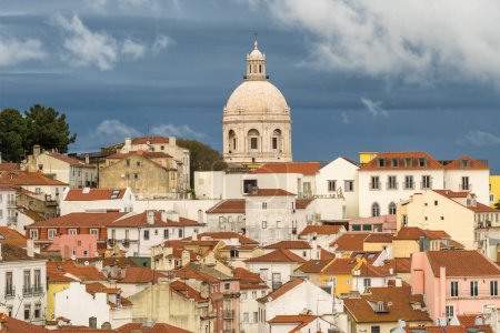 Foto de La iglesia de Santa Engracia se convirtió en el Panteón Nacional y el paisaje urbano de Lisboa, distrito de Alfama, Portugal. Día nublado. - Imagen libre de derechos