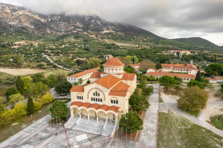 Kloster Agios Gerasimos auf der Insel Kefalonia, Griechenland. Heiliges Kloster von Agios Gerasimos von Kefalonia, Griechenland. Drohnenaufnahmen aus der Luft.