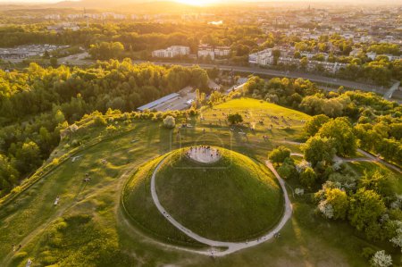 Foto de Aerial summer view of the Krakus Mound with amazing sunset view of the historical part of Krakow old town, Poland. Popular place to watch sunset in Cracow. - Imagen libre de derechos