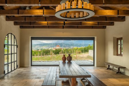 Foto de Cefalonia, Grecia - 10 de octubre de 2022: Sala de degustación de vinos en la fábrica de vinos Robola en la isla de Cefalonia, Grecia - Imagen libre de derechos