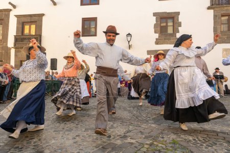 Foto de Las Palmas, España - 5 de febrero de 2023: Actuación tradicional de danza folclórica canaria frente a la Catedral en la ciudad de Las Palmas en Gran Canaria, isla canaria, España - Imagen libre de derechos