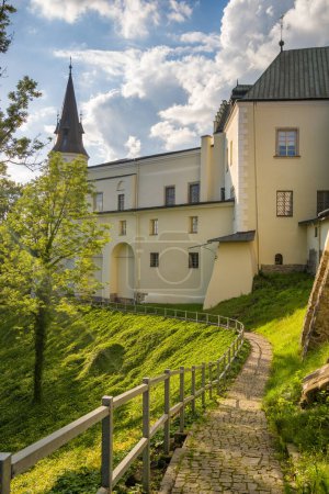 Foto de Castillo Frydecki en la ciudad de Frydek Mistek, República Checa. Parque del castillo en Frydek-Mistek durante el verano - Imagen libre de derechos