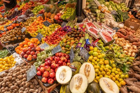 Téléchargez les photos : Tenerife, Espagne - 24 janvier 2023 : Une variété de fruits et légumes frais sur un stand de marché à Tenerife, Îles Canaries, Espagne. - en image libre de droit