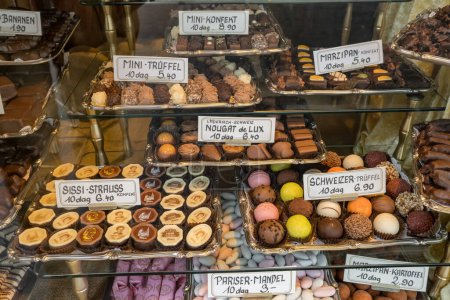 Foto de Viena, Austria - 12 de octubre de 2022: Tienda tradicional de dulces con chocolate y mazapanes en Viena, Austria. - Imagen libre de derechos