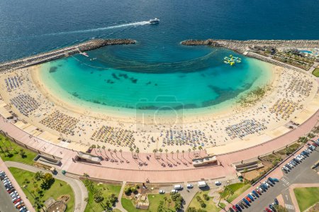 Luftaufnahme vom Strand Playa de Amadores, Gran Canaria, Kanarische Inseln, Spanien. Luxusurlaubsziel auf den Kanaren. Schöner Strand mit unglaublich türkisfarbenem Meerwasser