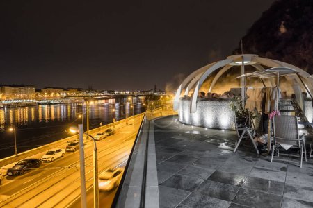 Téléchargez les photos : Budapest, Hongrie - 20 novembre 2022 : Personnes non identifiées profitant d'une piscine thermale sur le toit la nuit à Budapest. Bain thermal et spa Rudas sur le Danube - en image libre de droit