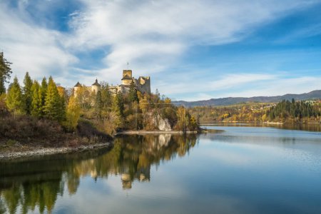 Mittelalterliche Burg in Niedzica im Herbst, Polen. Burg Dunajec, eine mittelalterliche Festung am rechten Ufer des Czorsztyn-Stausees im Dorf Niedzica-Zamek in Südpolen.