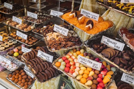 Téléchargez les photos : Vienne, Autriche - 12 octobre 2022 : Magasin traditionnel de bonbons au chocolat et massepains à Vienne, Autriche. - en image libre de droit