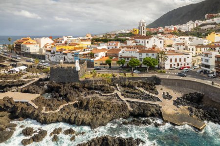 Téléchargez les photos : Vue aérienne de la ville Garachico de Tenerife, Îles Canaries, Espagne. Vue d'ensemble de la ville côtière colorée et belle de Garachico. Château de San Miguel et vieille ville de Garachico - en image libre de droit