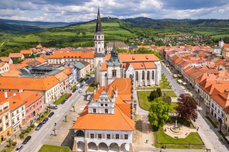 Luftaufnahme des historischen Zentrums von Levoca Stadt im Sommer, Slowakei. Rathaus, Basillika St. Jakobus und andere historische Gebäude in Levoca, Slowakei