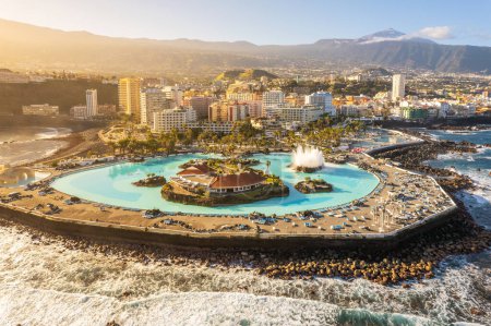 Téléchargez les photos : Vue aérienne du paysage urbain de Puerto de la Cruz au lever du soleil, Tenerife, Espagne. Purto de la Cruz ville avec le volcan Teide en arrière-plan sur Tenerife, les îles Canaries. - en image libre de droit