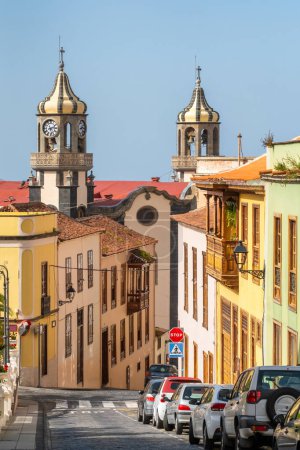 Stadtbild von La Orotava mit einem schönen Blick auf die Kirche Unserer Lieben Frau von der Empfängnis, zusammen mit historischen Gebäuden auf Teneriffa, Spanien. Traditionelle Architektur der Kanarischen Inseln.