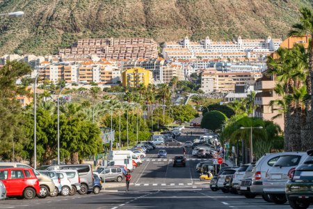 Foto de Los Cristianos, España - 14 de enero de 2023: Escena callejera de la ciudad turística de Los Cristianos en Tenerife, Islas Canarias, España. - Imagen libre de derechos