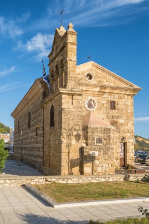 Foto de Iglesia de Agios Nikolaos de Molos en la plaza Dionysios Solomos en la ciudad de Zakynthos, Grecia - Imagen libre de derechos