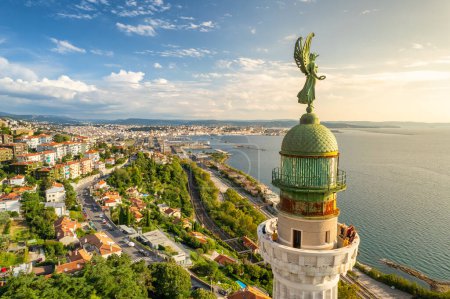 Faro della Vittoria faro en la ciudad de Trieste en el día soleado, Italia. Vista aérea del paisaje urbano de Trieste en la costa mediterránea de Italia. Faro histórico de primer plano