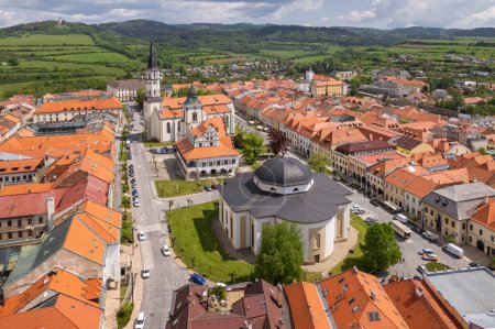 Vista aérea del centro histórico de la ciudad de Levoca en verano, Eslovaquia. Ayuntamiento, Basílica de Santiago y otros edificios históricos en Levoca, Eslovaquia