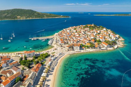 Vista aérea de la pintoresca ciudad de Primosten, mar Adriático, Croacia. Playa idílica en la costa mediterránea cerca de la ciudad medieval de Primosten en Croacia. Vacaciones de verano destino turístico