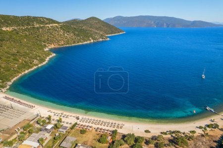 Hermosa agua azul cristalina en la playa de Antisamos en la isla de Cefalonia, Grecia. Vista aérea de la playa paradisíaca con hamacas en la isla de Cefalonia, isla jónica, Grecia.
