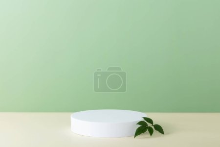 Téléchargez les photos : Podium blanc vide abstrait avec des feuilles vertes sur fond vert. Maquette stand pour la présentation des produits. 3D Render. Concept minimal. Modèle de publicité - en image libre de droit